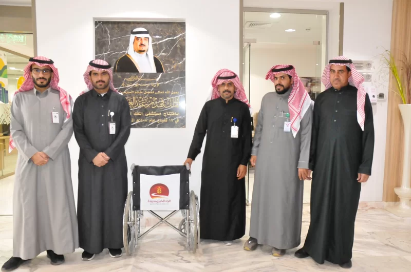 من ضمن الشراكة الاستراتيجية تخصصي بريدة يستلم كراسي متحركة من الزاد الخيري ببريدة